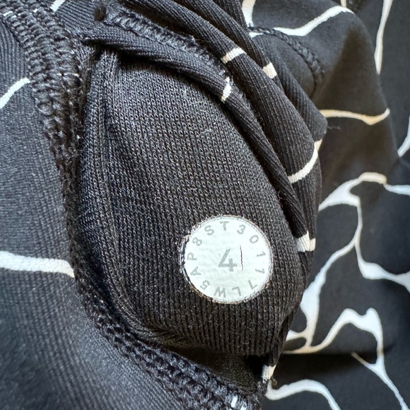 Lululemon • Wunder Under High Rise Legging • size 4 - Picture 3 of 3